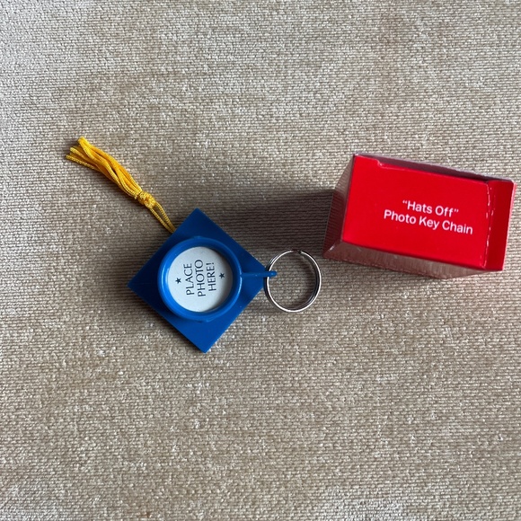 VINTAGE (MID-LATE 80’S - EARLY 90’S) AVON HAT’S OFF PHOTO KEY CHAIN - Picture 1 of 2